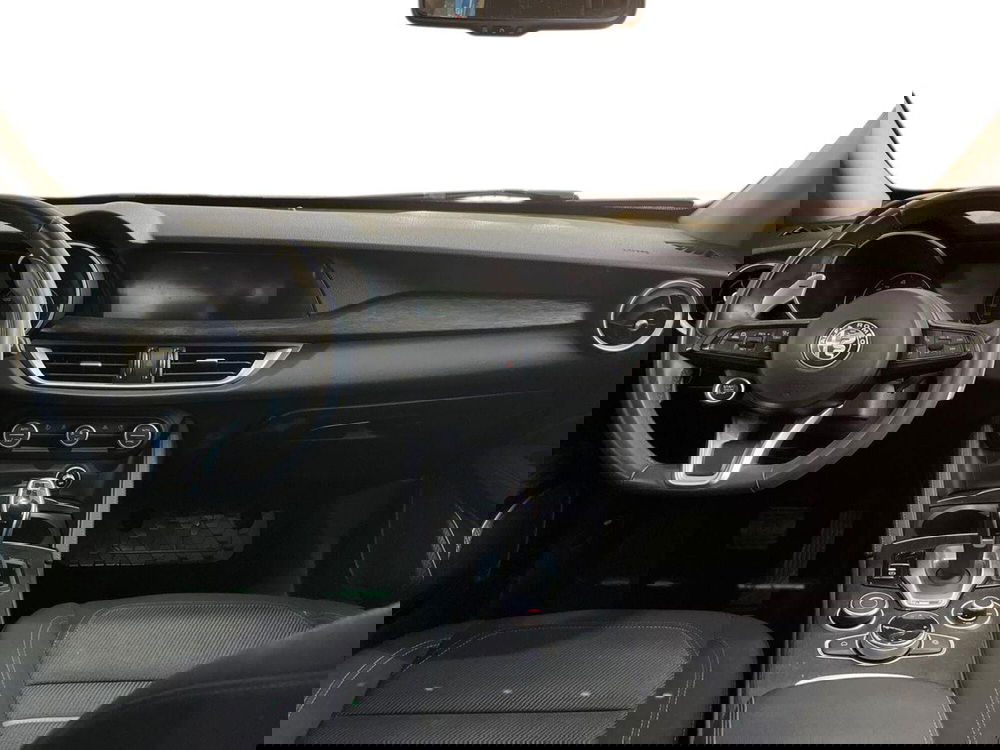 Alfa Romeo Stelvio usata a Bari (8)