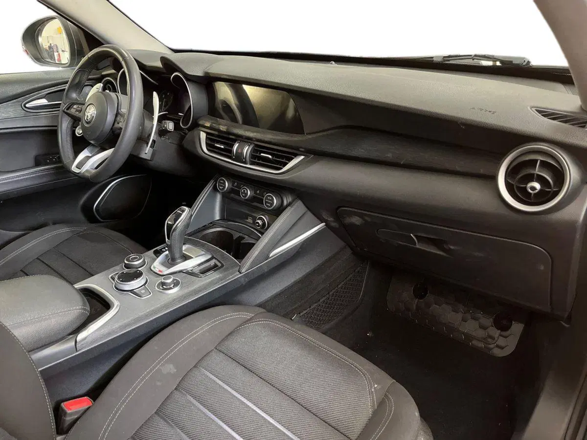 Alfa Romeo Stelvio usata a Bari (9)