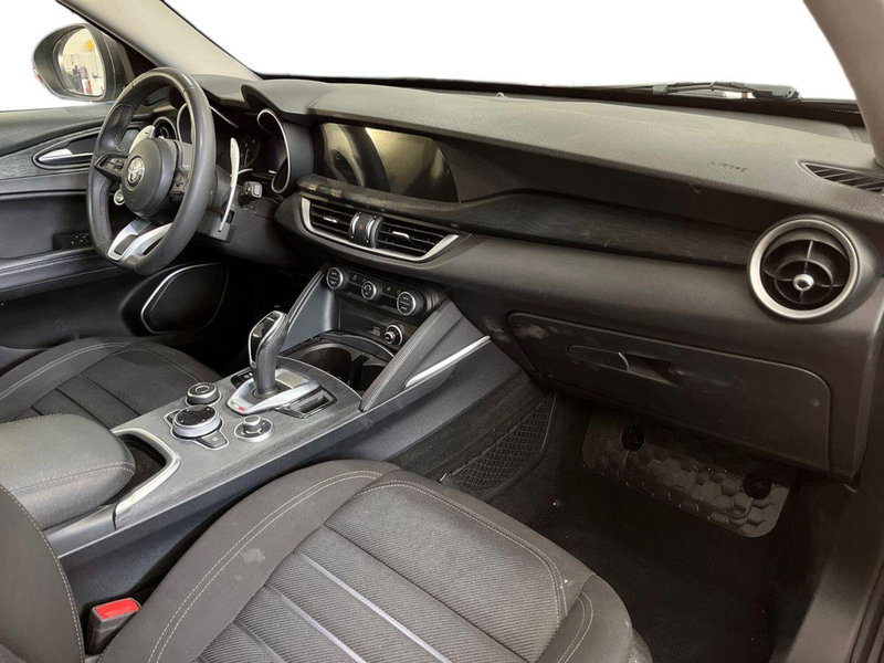 Alfa Romeo Stelvio usata a Bari (9)