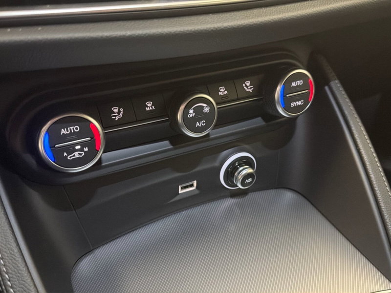Alfa Romeo Stelvio nuova a Palermo (13)