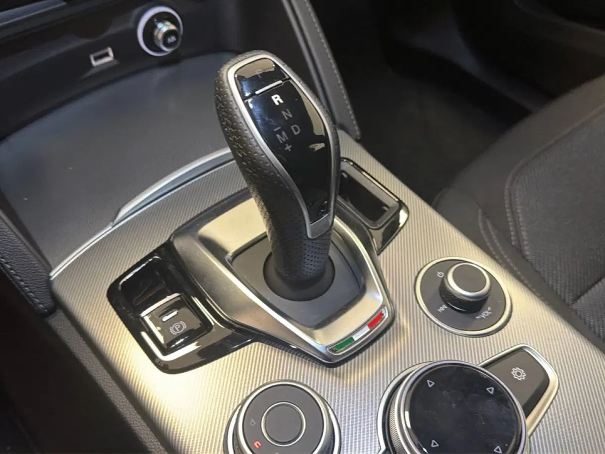 Alfa Romeo Stelvio nuova a Palermo (14)