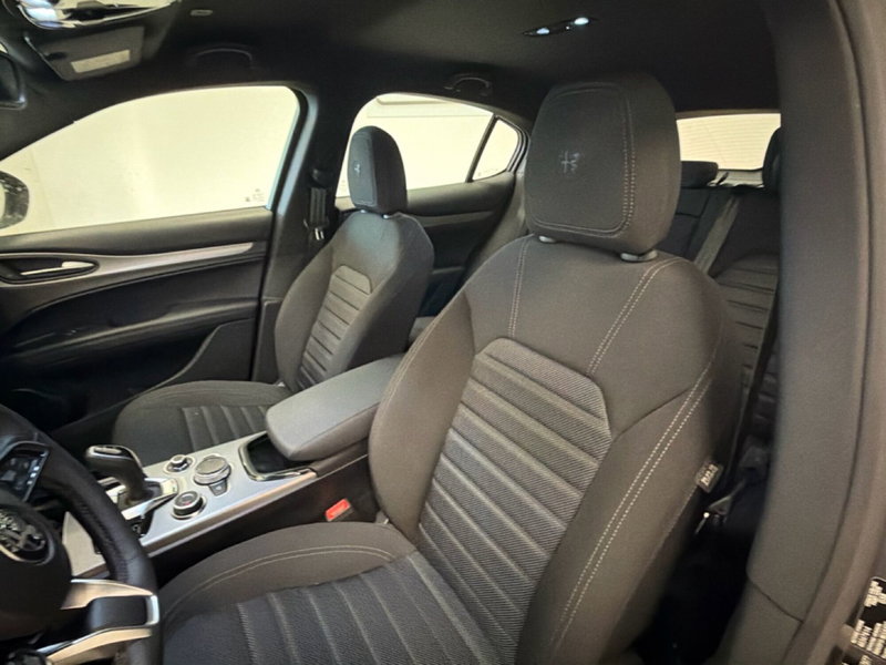 Alfa Romeo Stelvio nuova a Palermo (8)