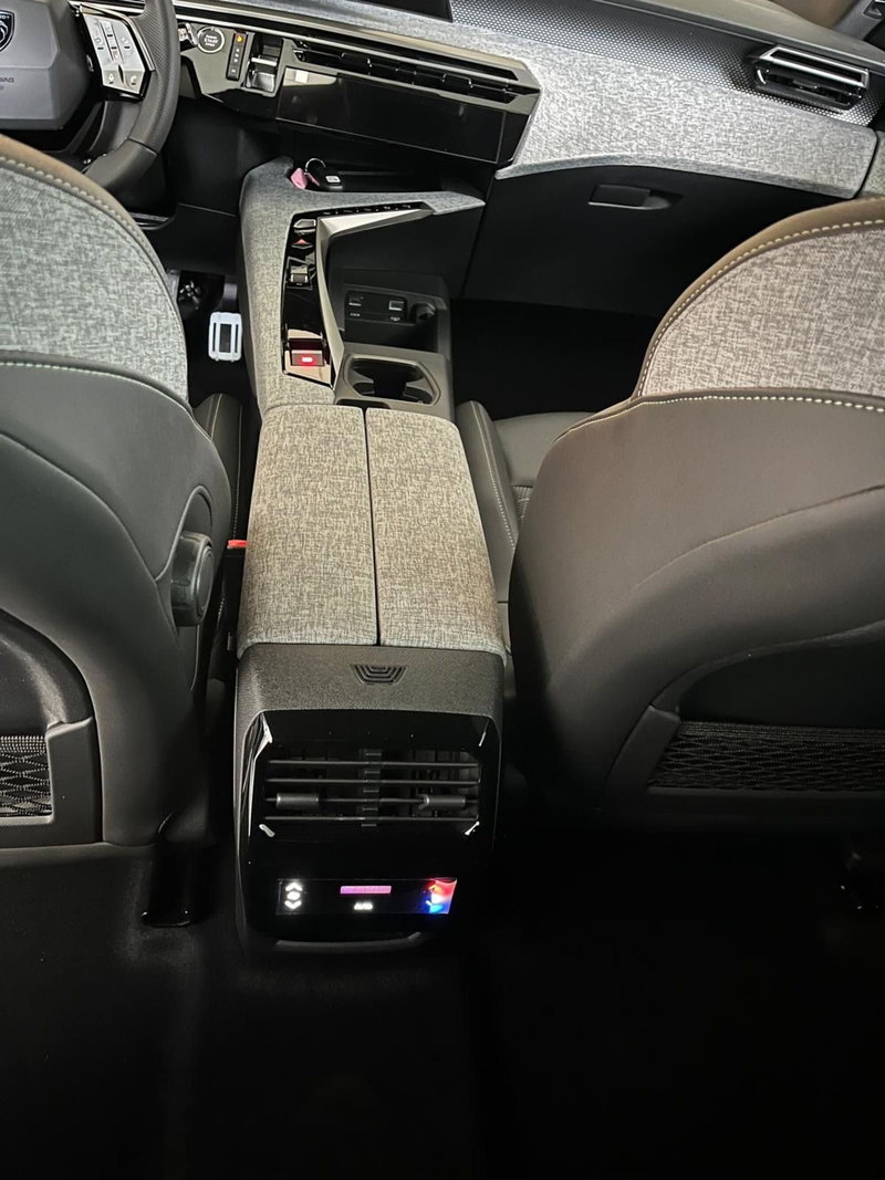 Peugeot 5008 nuova a Milano (19)