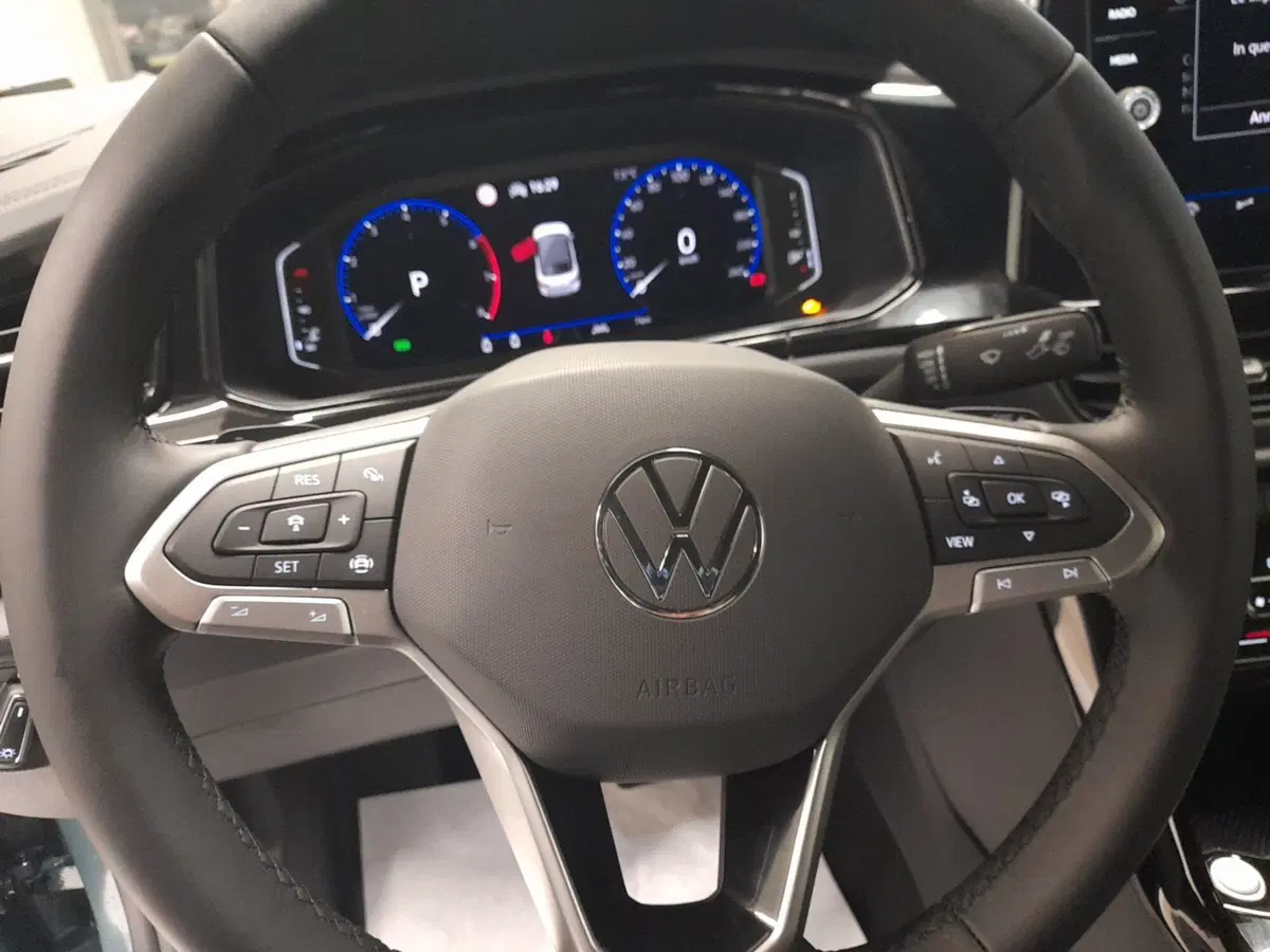 Volkswagen T-Roc Cabrio nuova a Bologna (11)