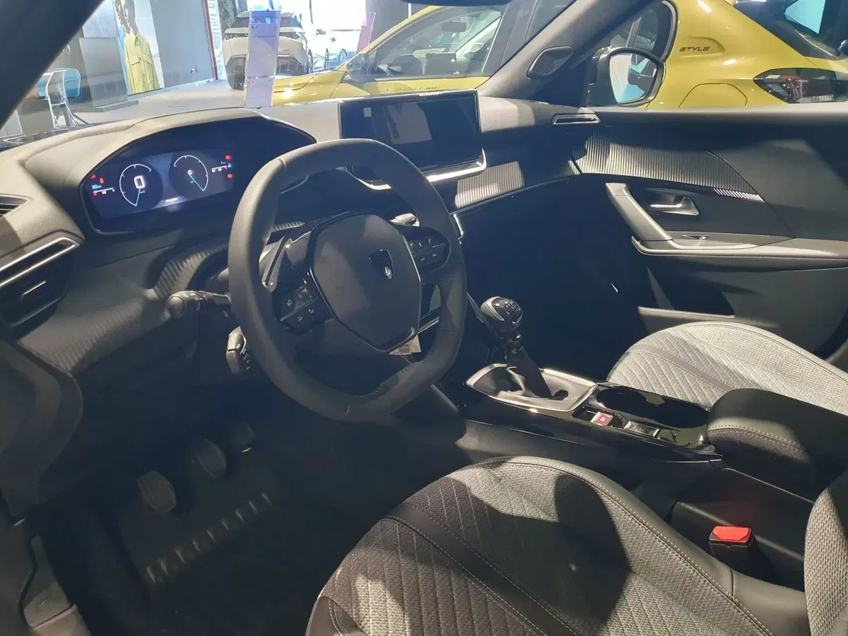 Peugeot 2008 nuova a Frosinone (8)