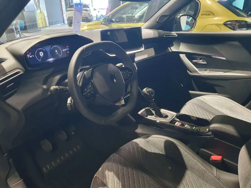 Peugeot 2008 nuova a Frosinone (8)