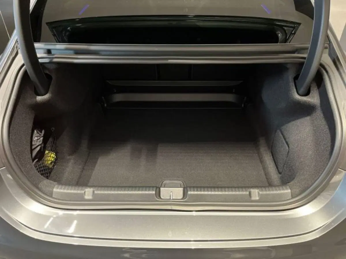 Mercedes-Benz EQE nuova a Verona (7)