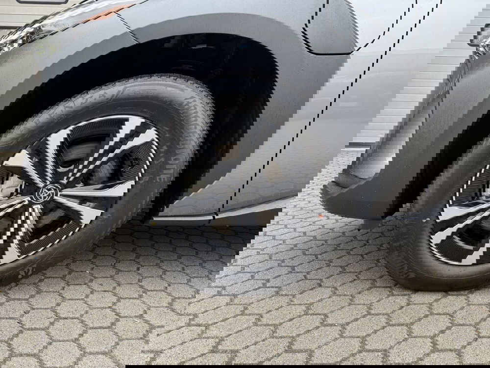 Toyota bZ4X nuova a Como (12)