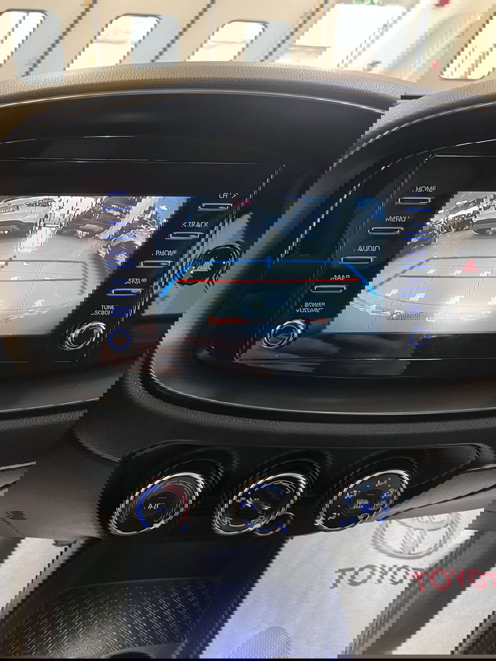 Toyota Aygo X usata a Prato (14)