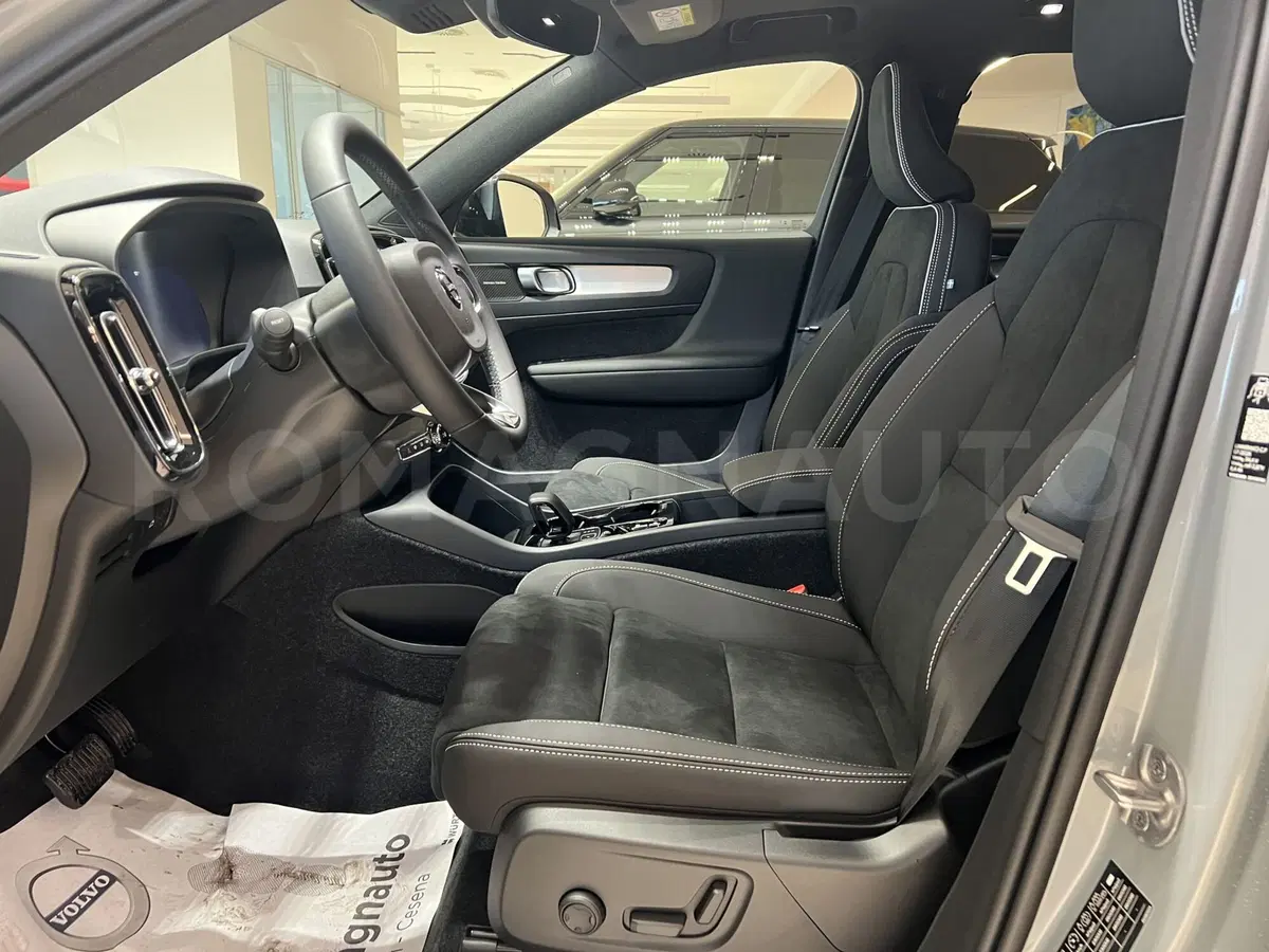 Volvo XC40 nuova a Forlì-Cesena (16)