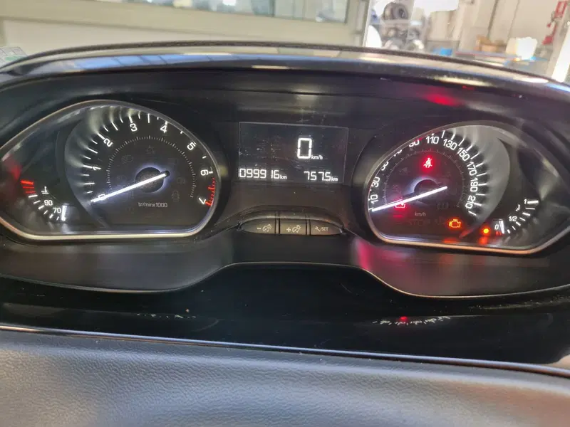 Peugeot 208 usata a Varese (10)