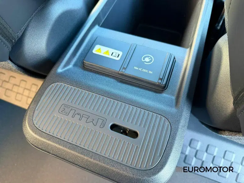 Kia PV5 nuova a Bari (14)