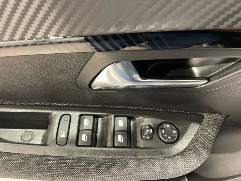 Peugeot 208 nuova a Salerno (13)