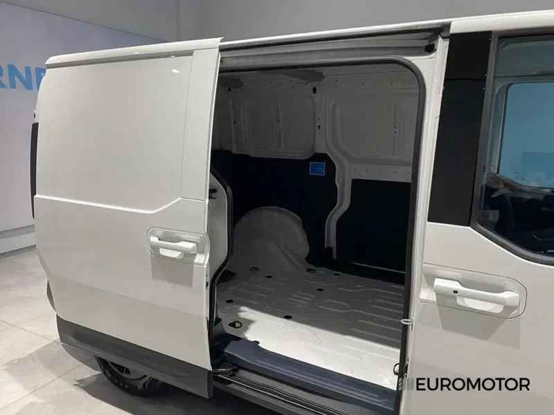 Kia PV5 nuova a Bari (10)