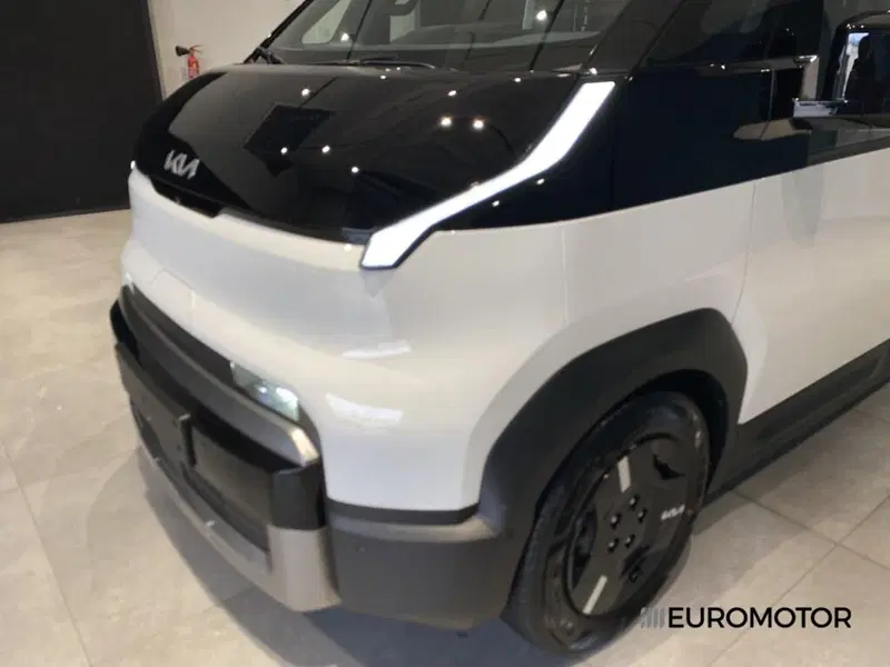 Kia PV5 nuova a Bari (11)
