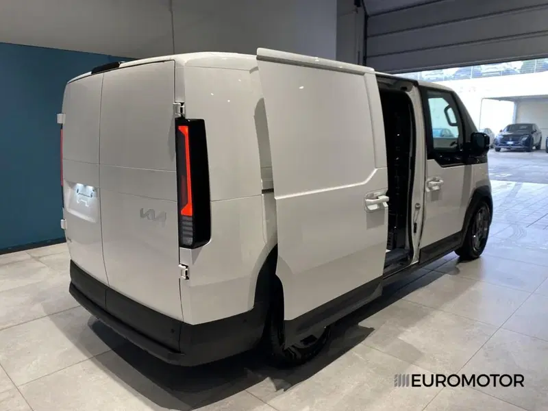 Kia PV5 nuova a Bari (13)