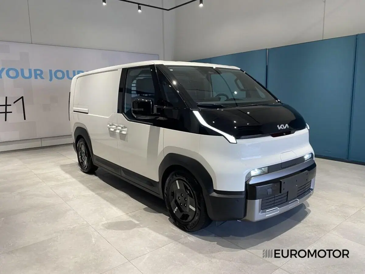 Kia PV5 nuova a Bari (3)
