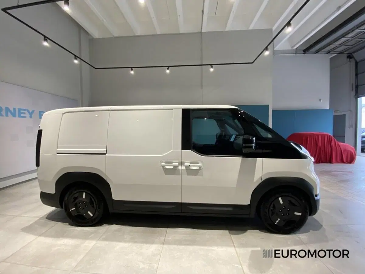 Kia PV5 nuova a Bari (7)