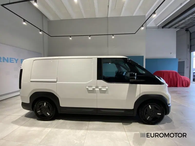 Kia PV5 nuova a Bari (7)