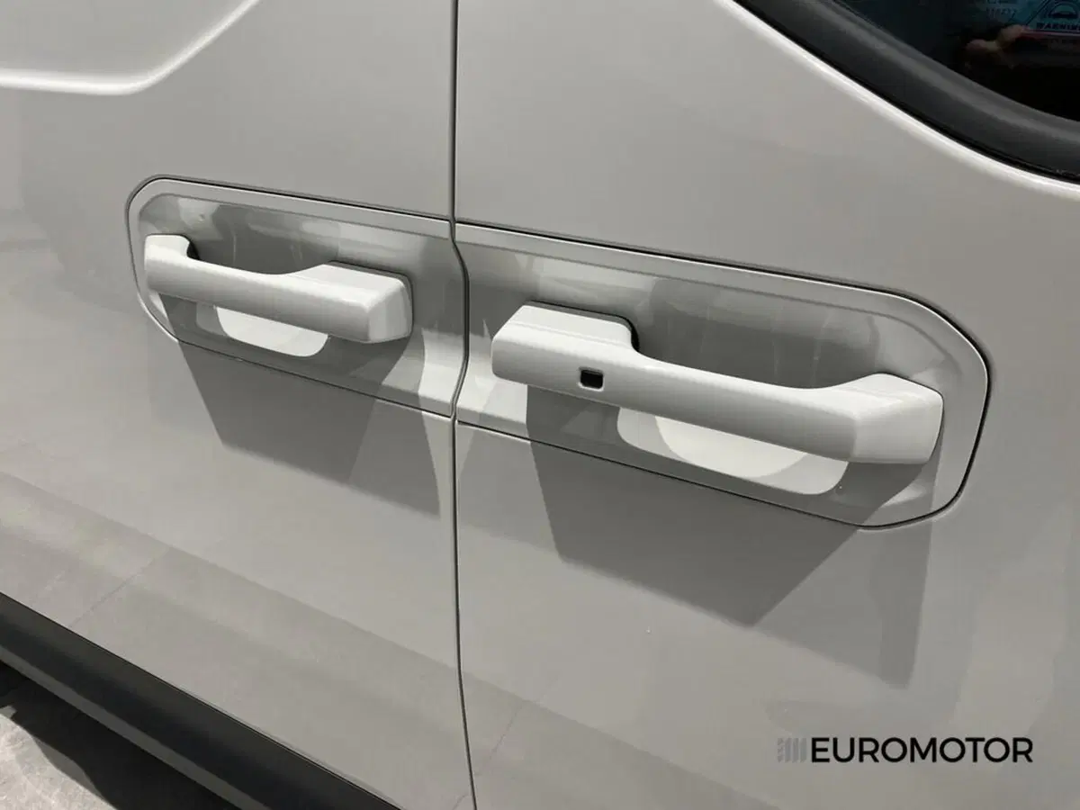 Kia PV5 nuova a Bari (8)