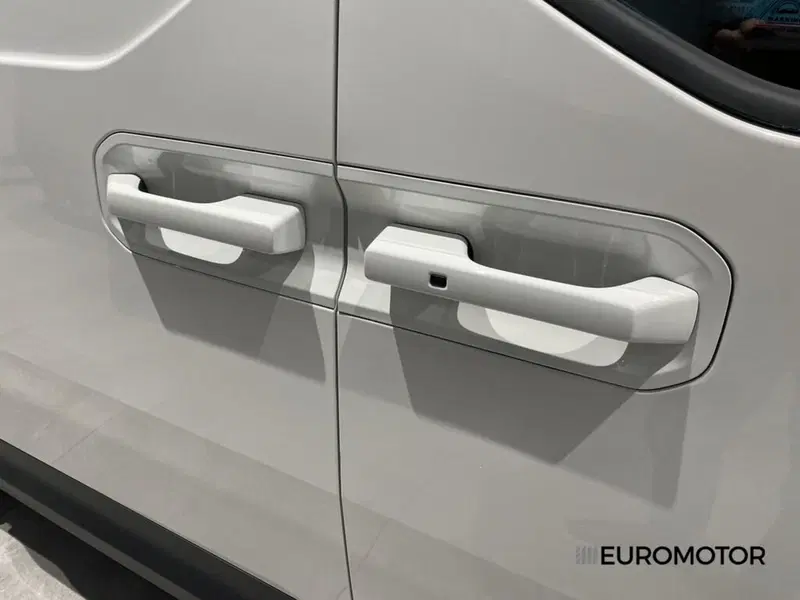 Kia PV5 nuova a Bari (8)