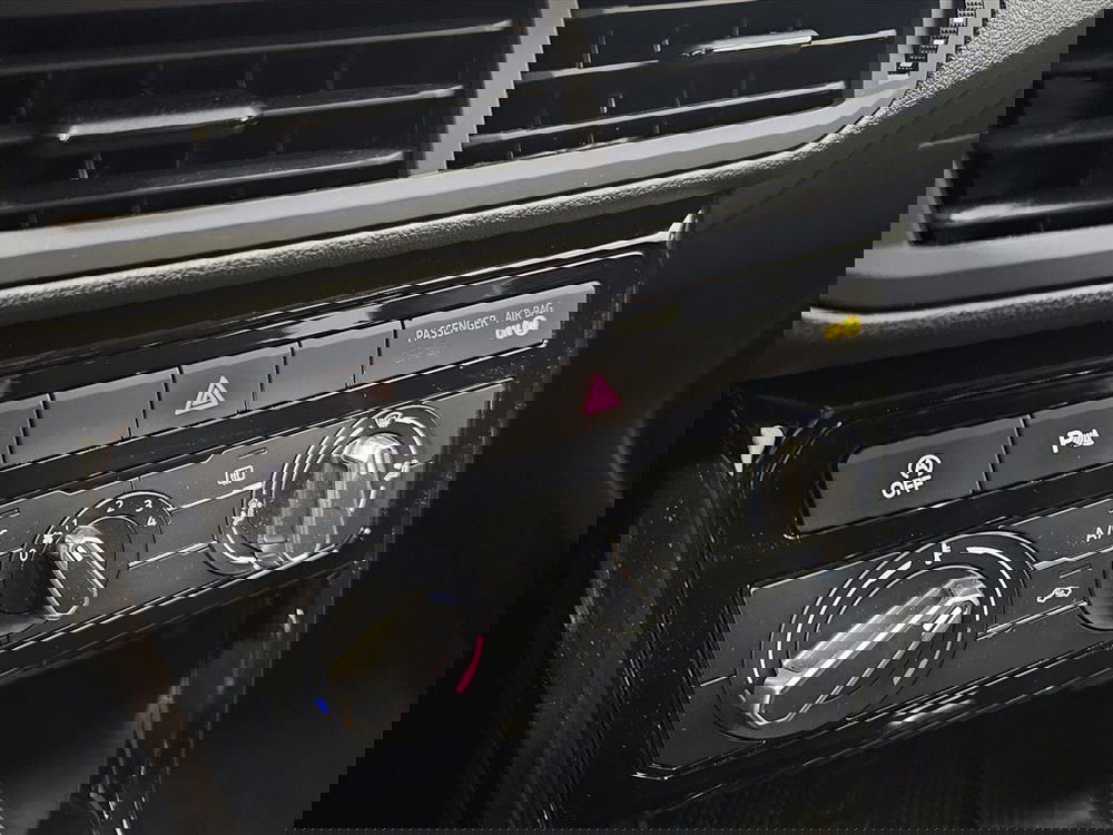 Volkswagen T-Cross usata a Lecco (15)