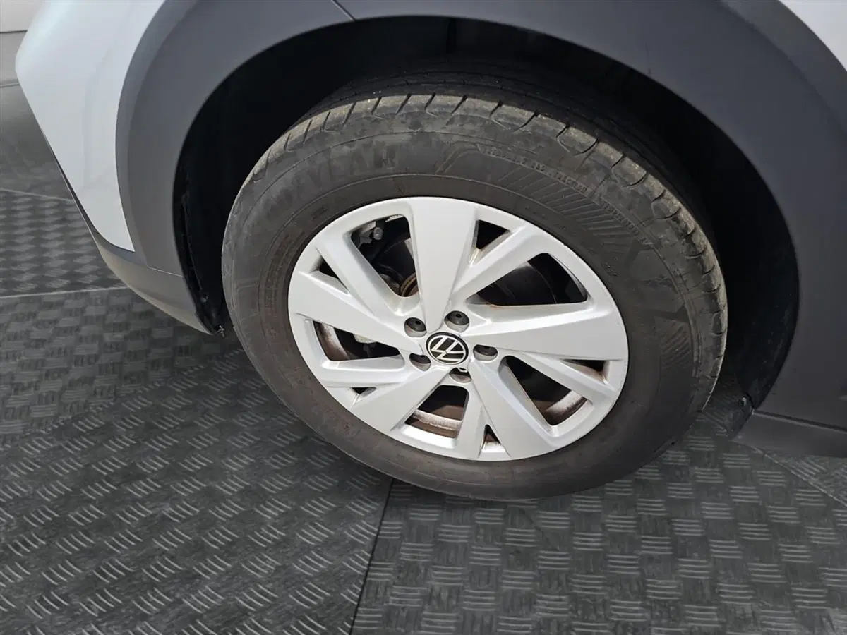 Volkswagen Taigo usata a Lecco (13)