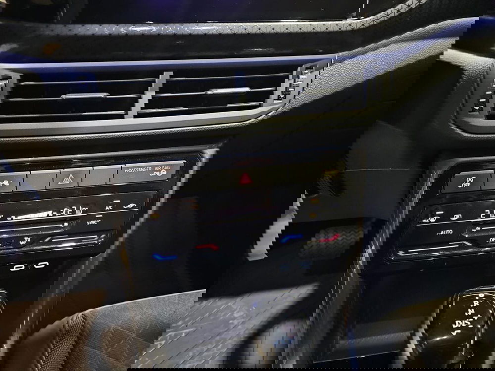 Volkswagen T-Cross usata a Lecco (13)