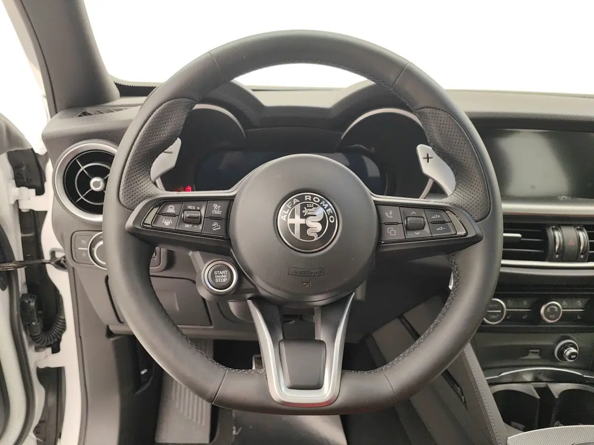 Alfa Romeo Stelvio nuova a Como (9)