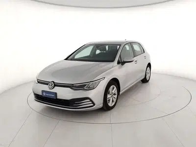 Volkswagen Golf 1.0 eTSI EVO DSG Life del 2020 usata a Massa