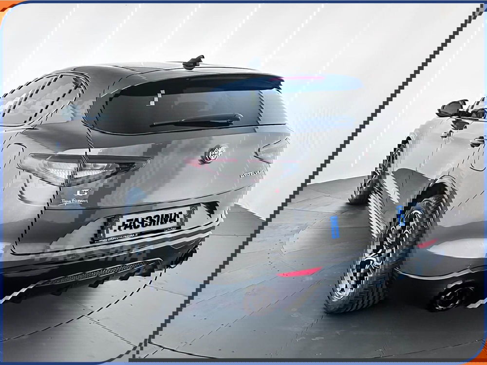 Alfa Romeo Stelvio nuova a Milano (4)