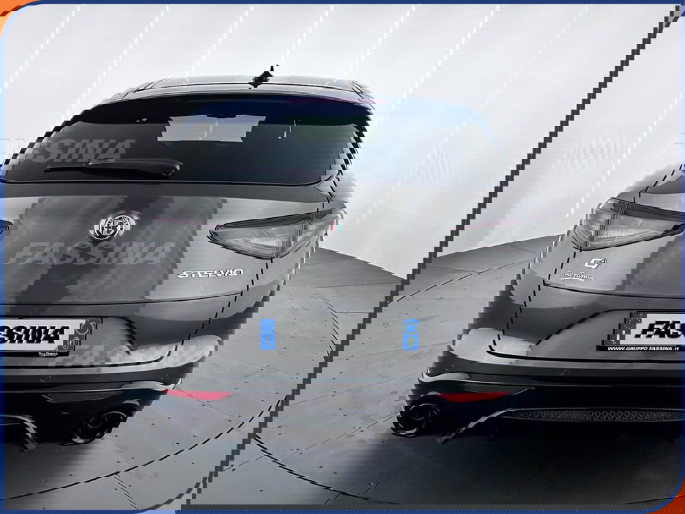 Alfa Romeo Stelvio nuova a Milano (5)