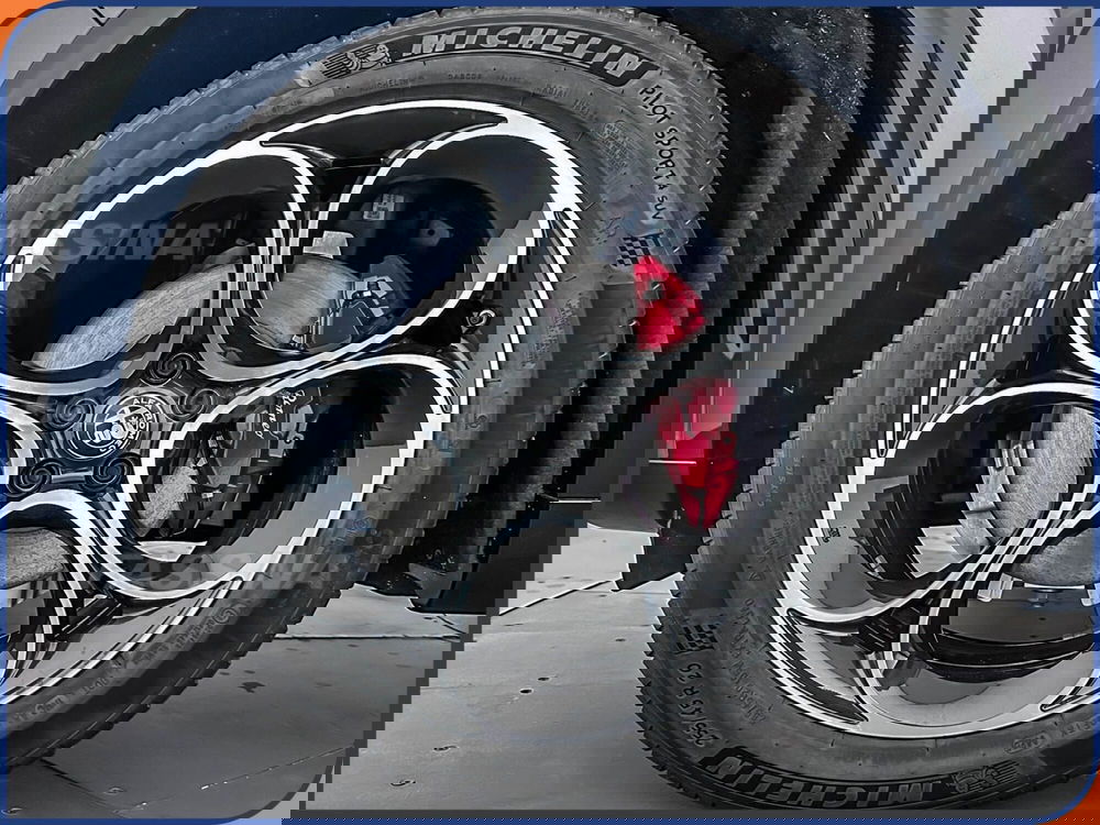 Alfa Romeo Stelvio nuova a Milano (7)