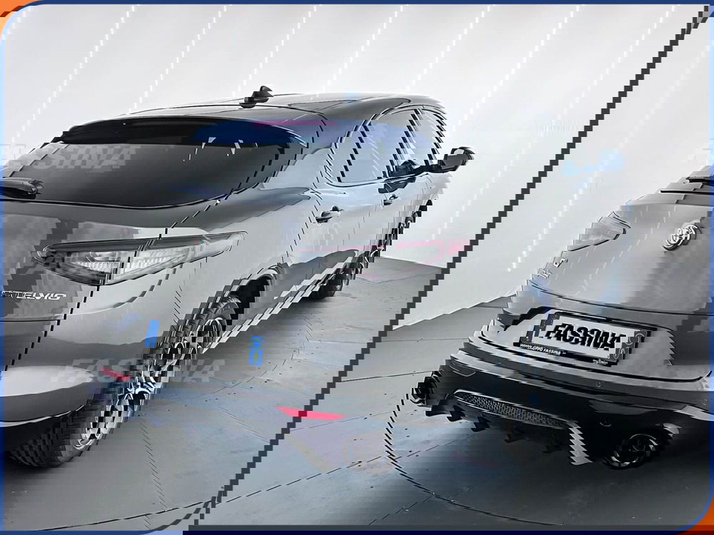 Alfa Romeo Stelvio nuova a Milano (6)