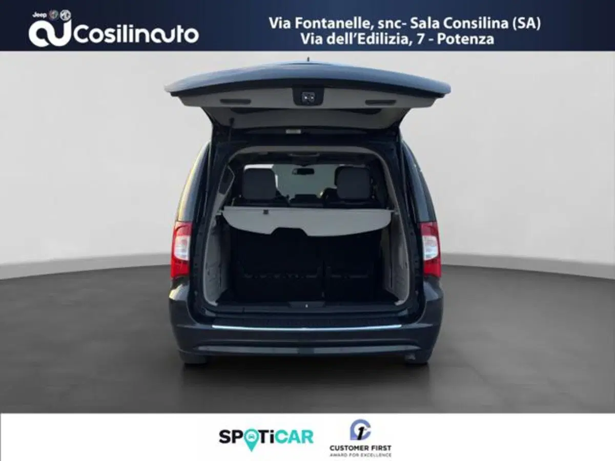 Lancia Voyager usata a Salerno (17)