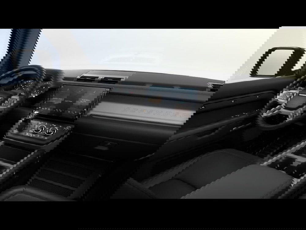 Land Rover Defender nuova a Bari (4)