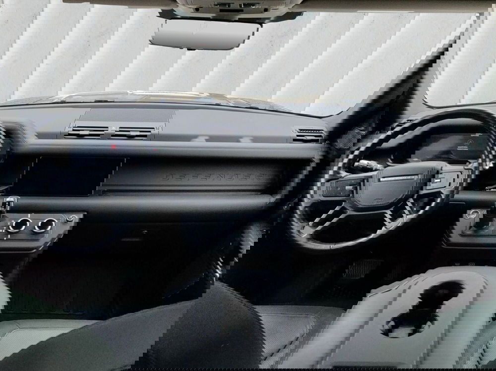 Land Rover Defender usata a Lecco (4)