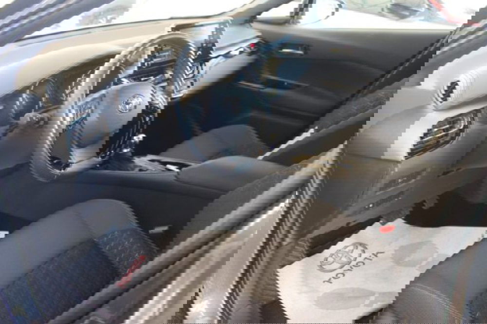 Toyota Toyota C-HR usata a Roma (12)