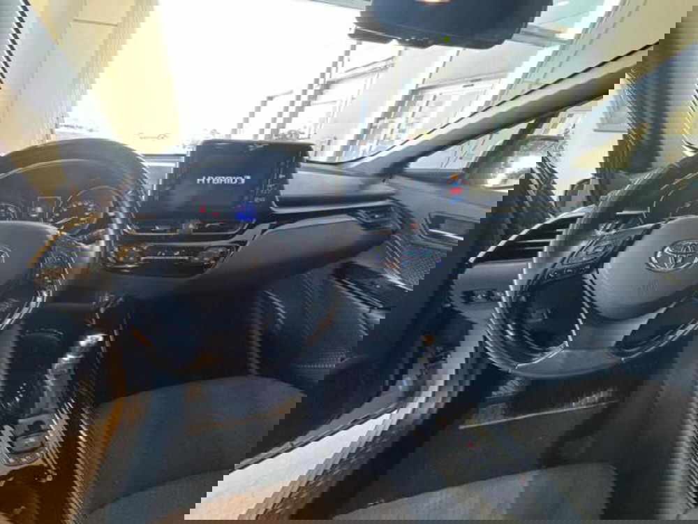 Toyota Toyota C-HR usata a Sassari (13)