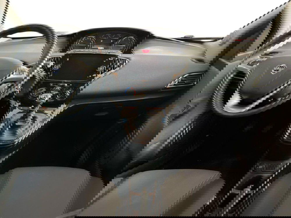 Lancia Ypsilon usata a Bari (8)