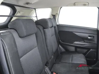 Mitsubishi Outlander 2.2 DI-D 4WD Instyle Plus SDA 7 posti del 2019 usata a Corciano