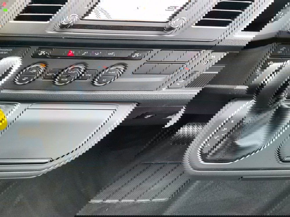 Volkswagen Multivan usata a Milano (15)