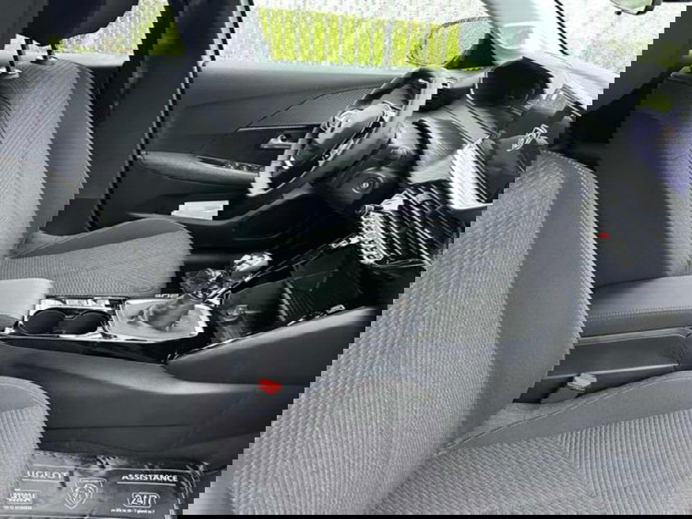 Peugeot 208 nuova a Milano (6)