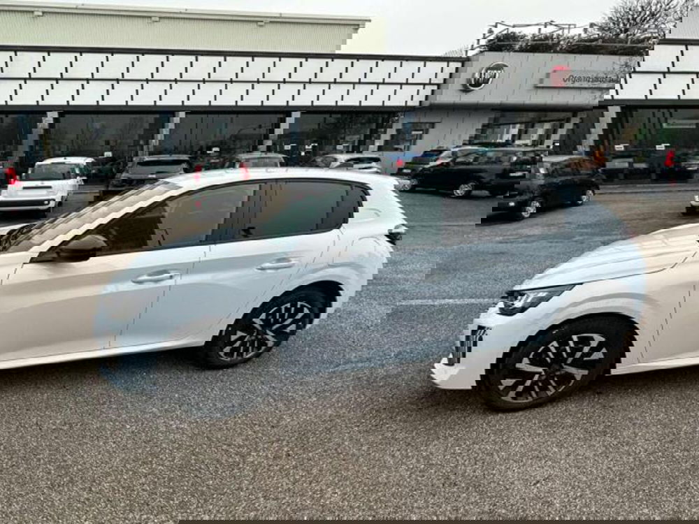 Peugeot 208 nuova a Milano (3)