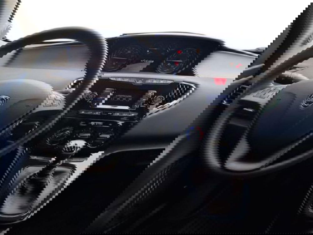 Lancia Ypsilon nuova a Salerno (10)