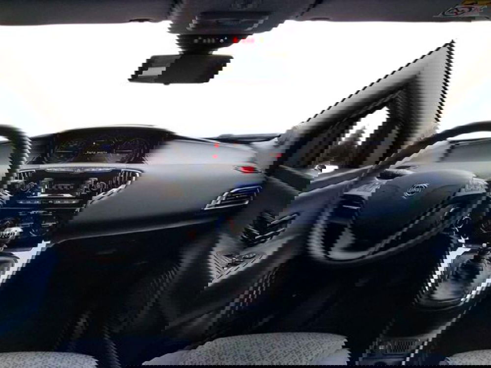 Lancia Ypsilon nuova a Salerno (12)