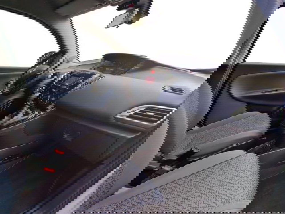 Lancia Ypsilon nuova a Salerno (13)