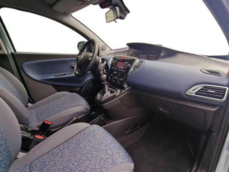 Lancia Ypsilon nuova a Salerno (13)