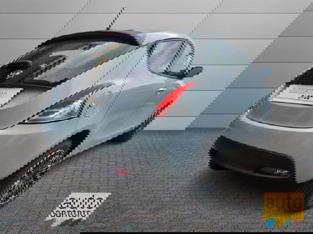 Lancia Ypsilon nuova a Salerno (3)