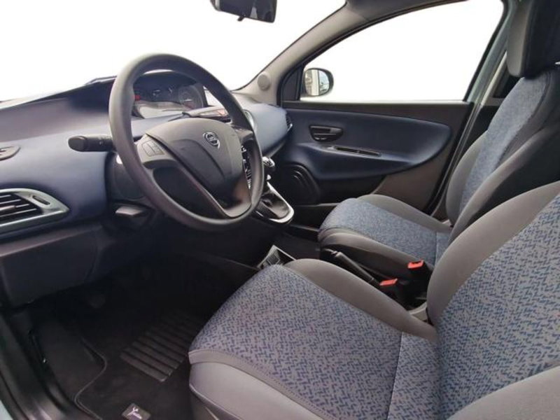 Lancia Ypsilon nuova a Salerno (9)
